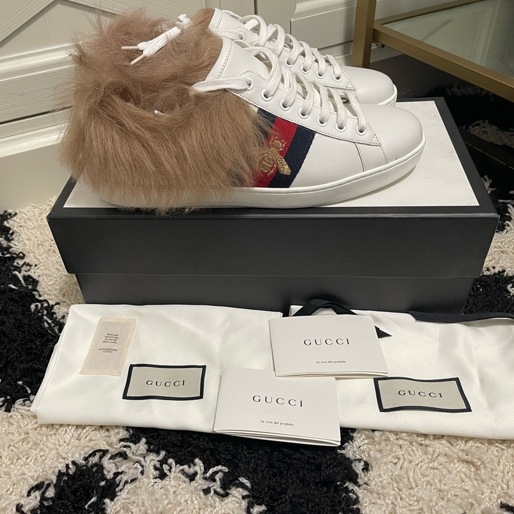 Like New Men’s Size 8 (Euro Size 41) Gucci ACE Bee Sneakers With Fur In White - Picture 4 of 14